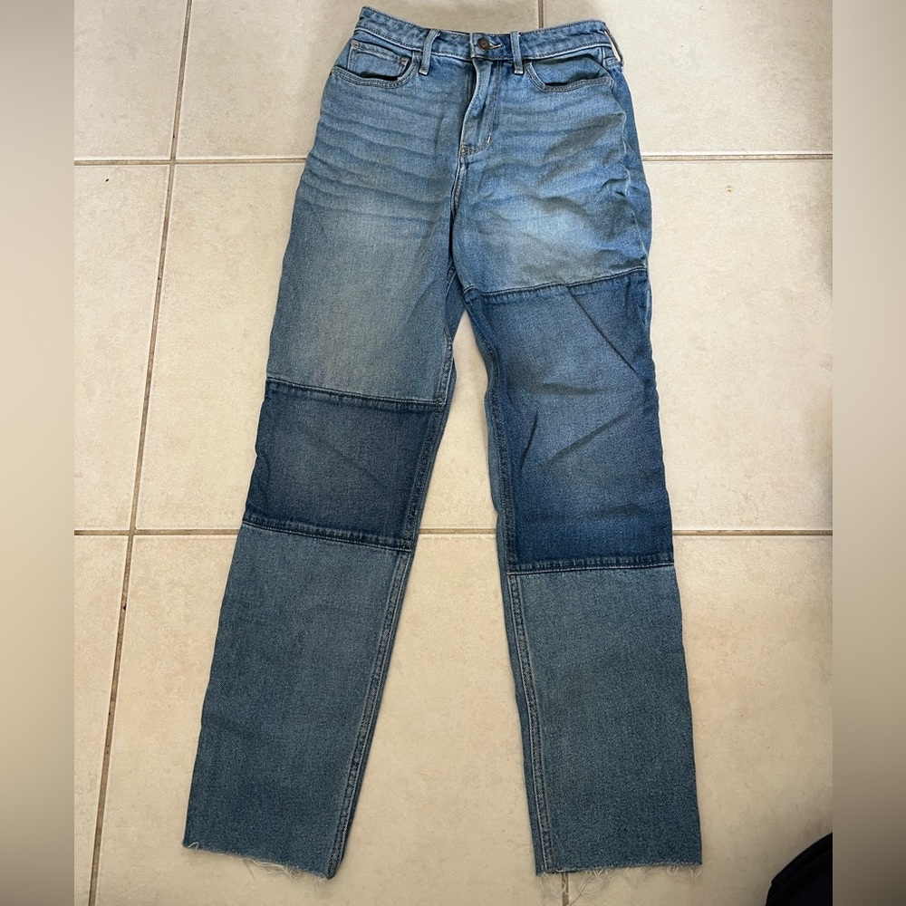 hollister - the ultra high rise mom jean size 1R